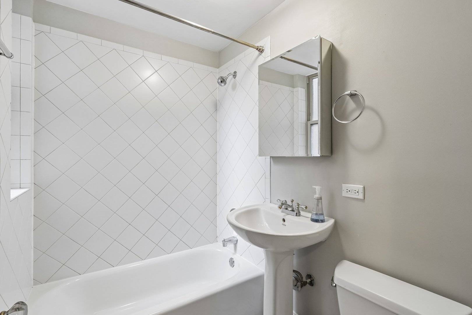221 N Oak Park Avenue 2e Property Photo 9