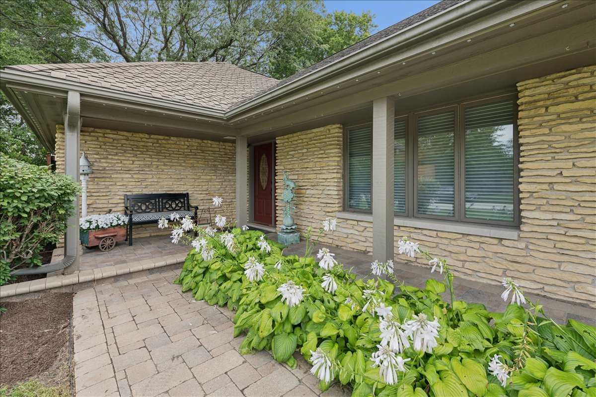 25053 W Pauline Drive Property Photo 2
