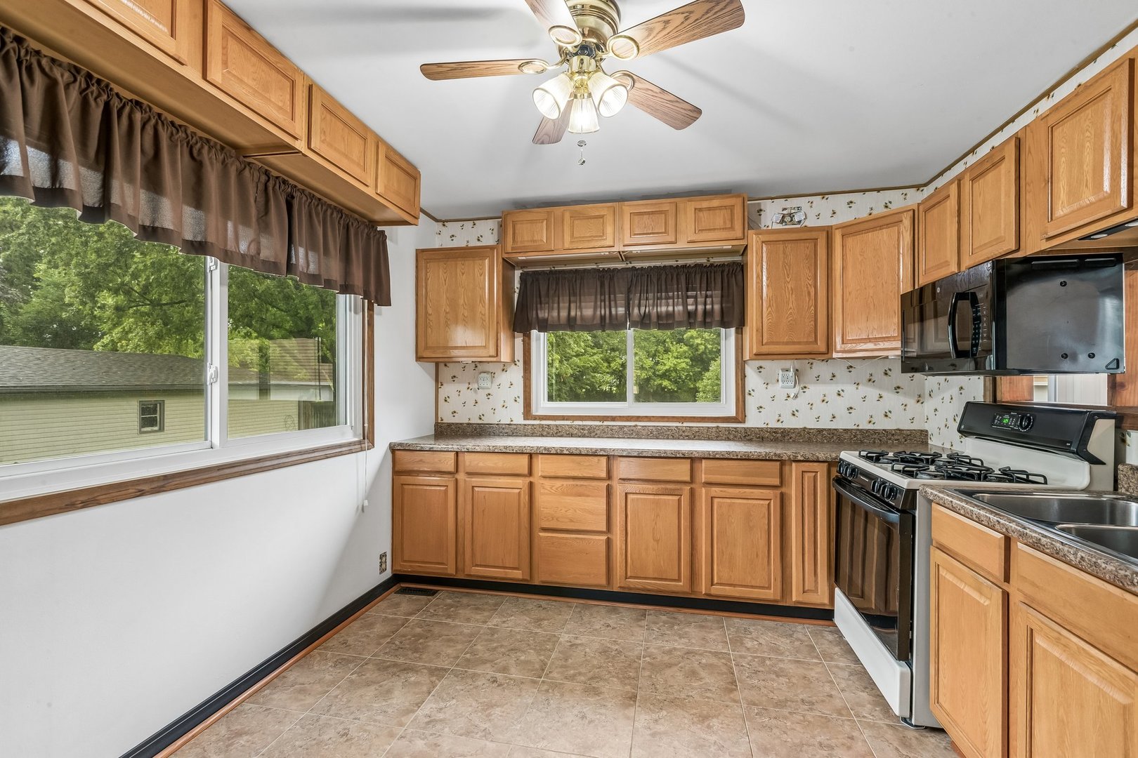 11806 Maple Avenue Property Photo 9