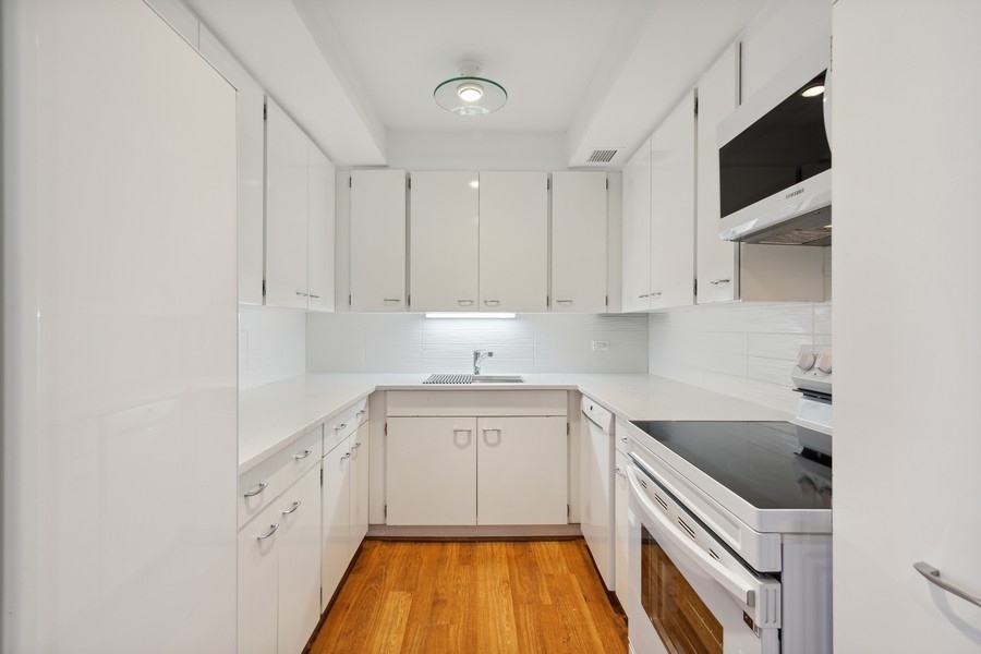 990 N Lake Shore Drive 15d Property Photo 9