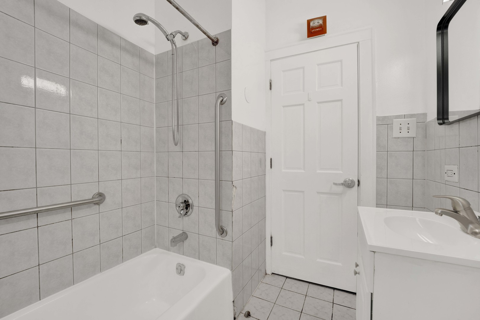 5615 N Rockwell Street Property Photo 9