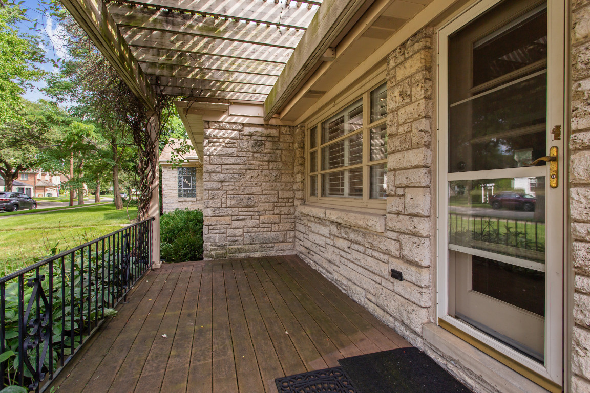 807 Surrey Lane Property Photo 2