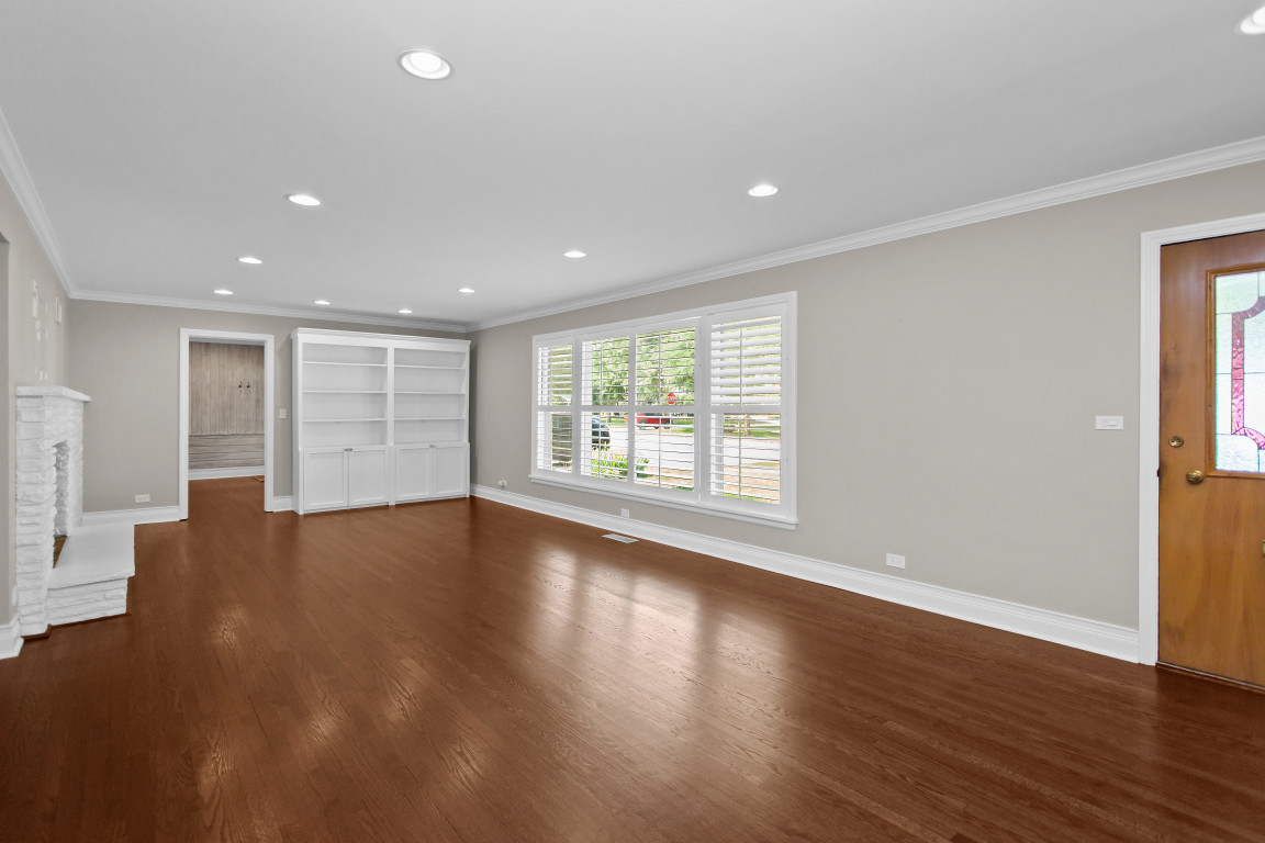807 Surrey Lane Property Photo 4