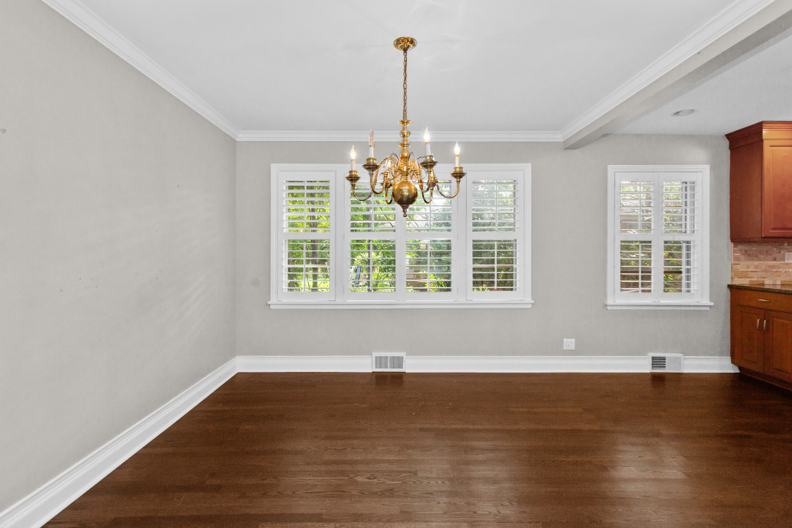 807 Surrey Lane Property Photo 6