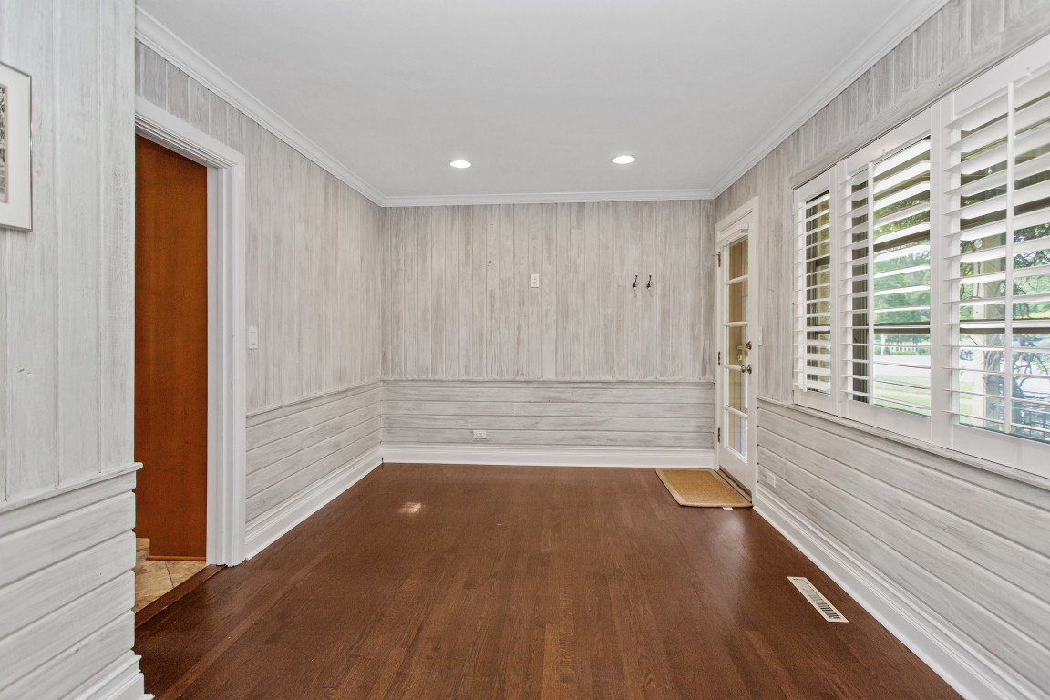 807 Surrey Lane Property Photo 14