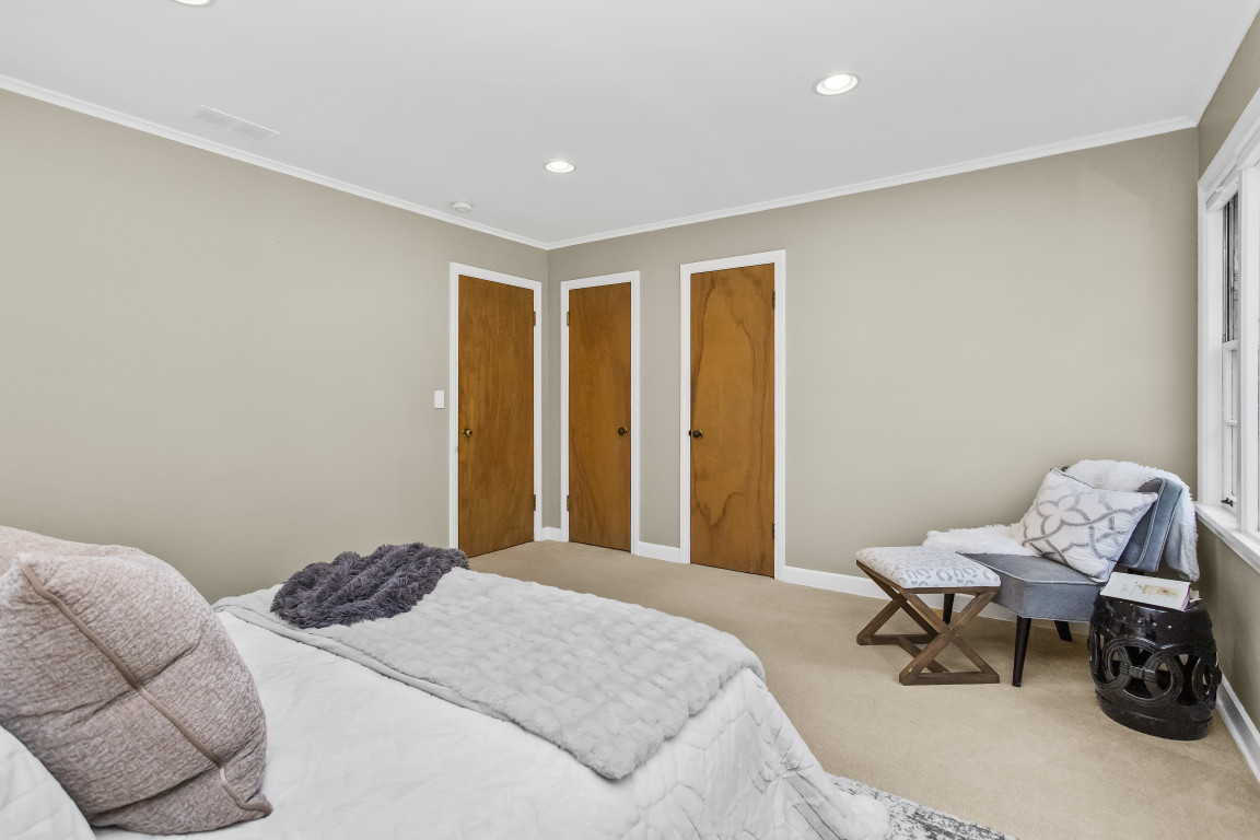 807 Surrey Lane Property Photo 20