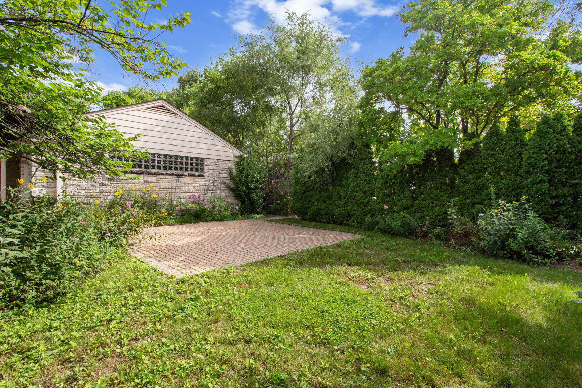 807 Surrey Lane Property Photo 31