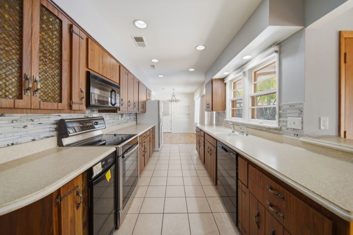 1213 Douglas Terrace Property Photo 7