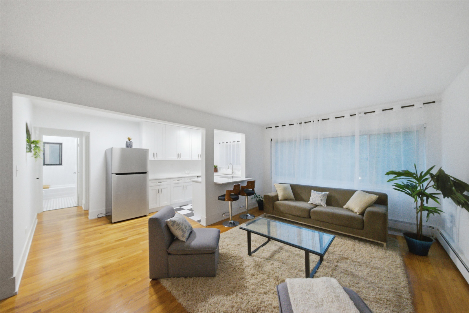 526 W Roscoe Street 2a Property Photo 2