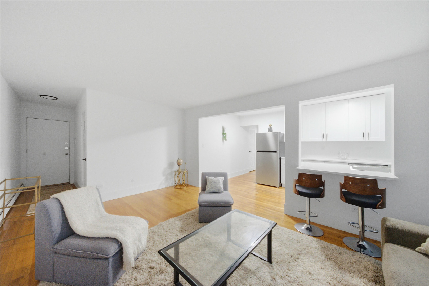 526 W Roscoe Street 2a Property Photo 3