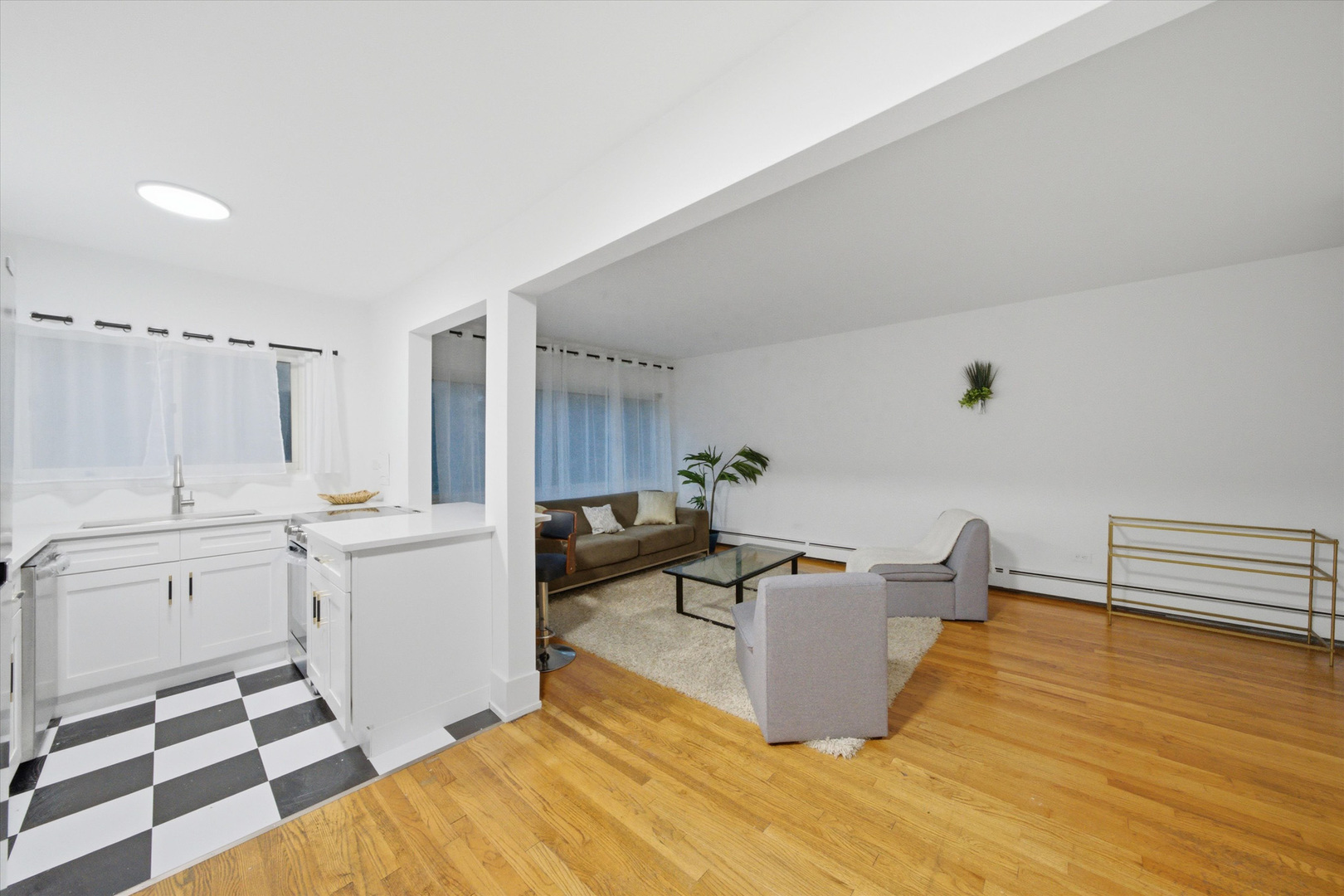 526 W Roscoe Street 2a Property Photo 5