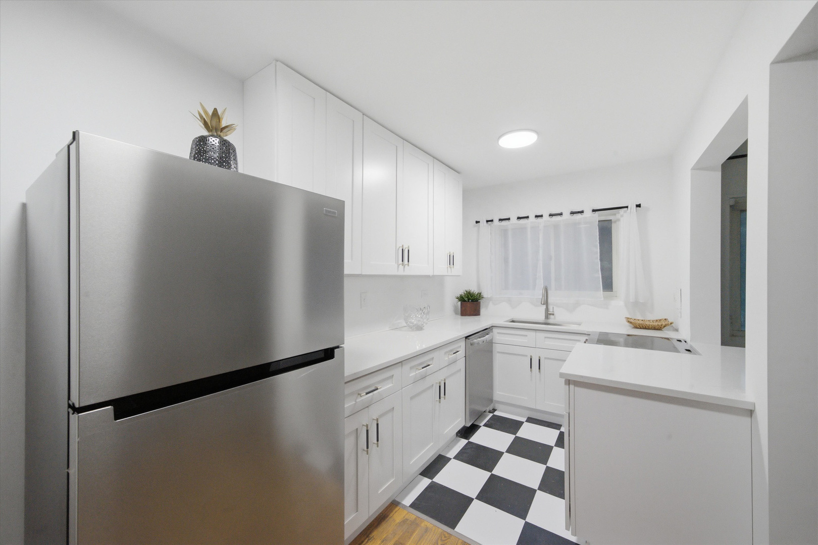 526 W Roscoe Street 2a Property Photo 6