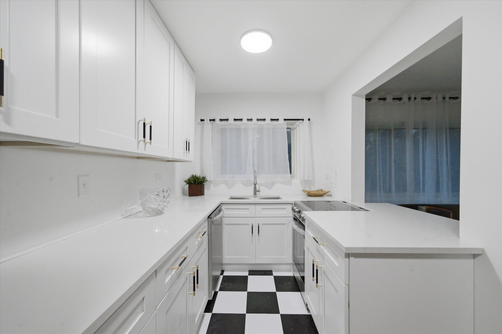 526 W Roscoe Street 2a Property Photo 7