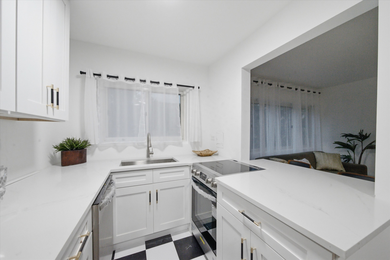 526 W Roscoe Street 2a Property Photo 8