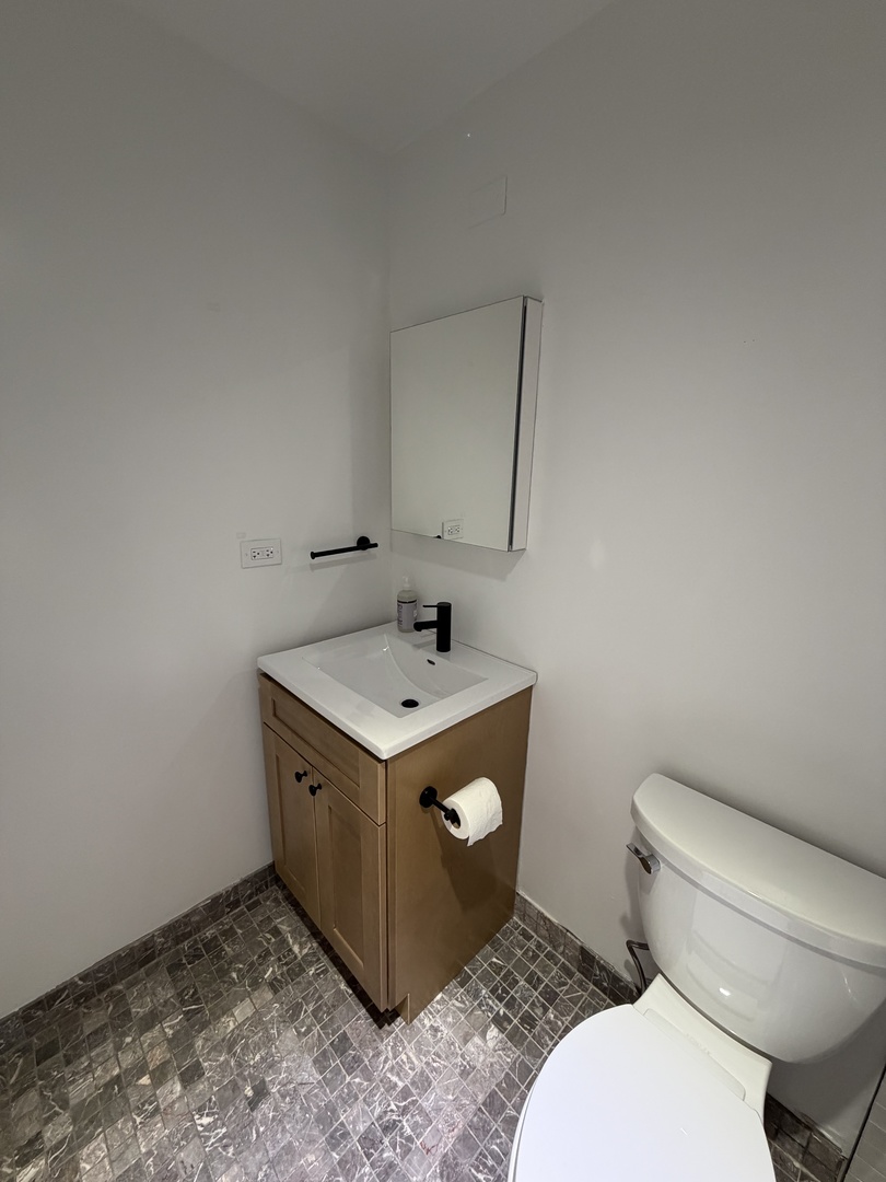 3930 N Pine Grove Avenue 604 Property Photo 13