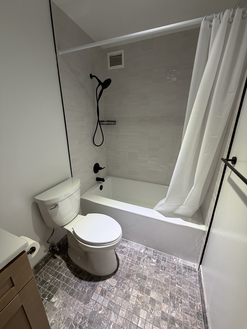 3930 N Pine Grove Avenue 604 Property Photo 14
