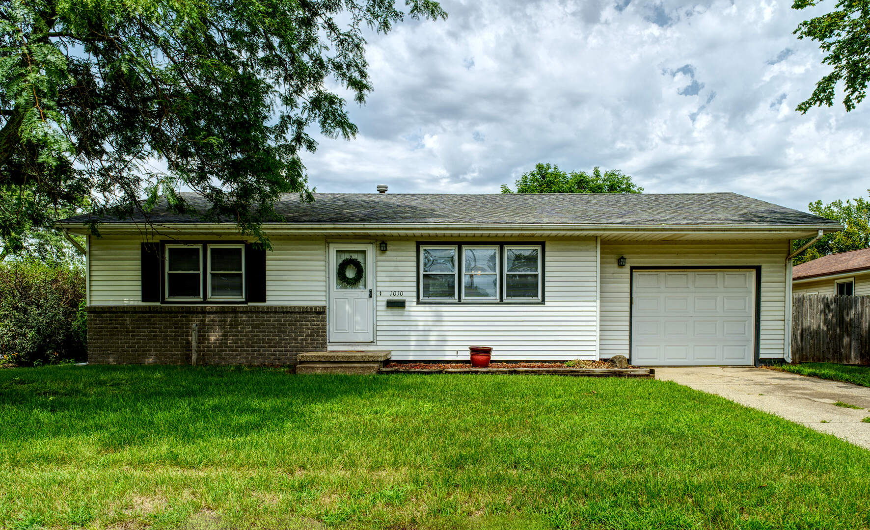 1010 Middle Road Property Photo 1