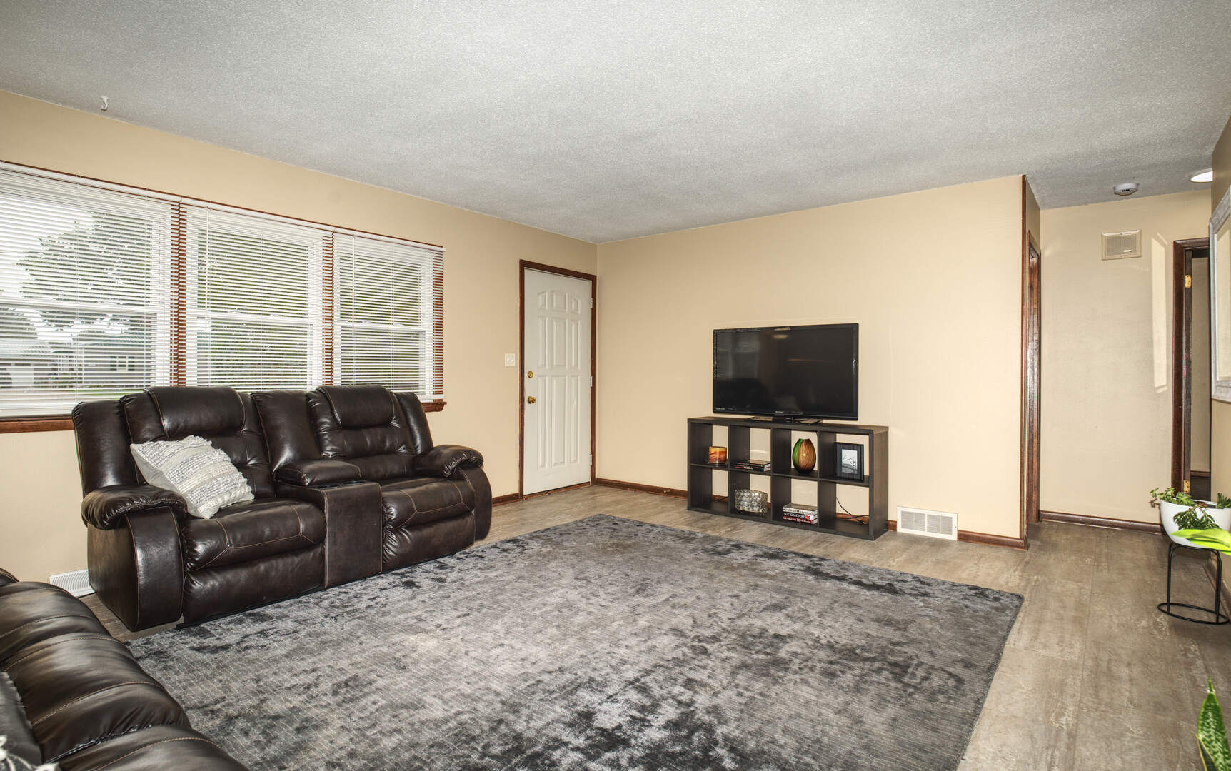 1010 Middle Road Property Photo 4