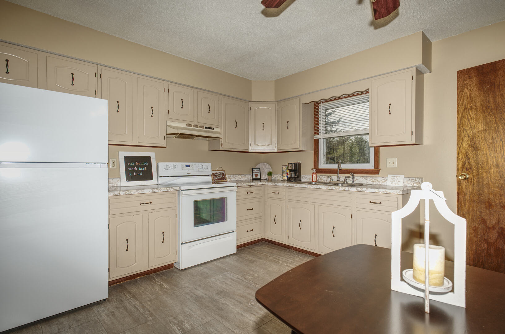 1010 Middle Road Property Photo 5
