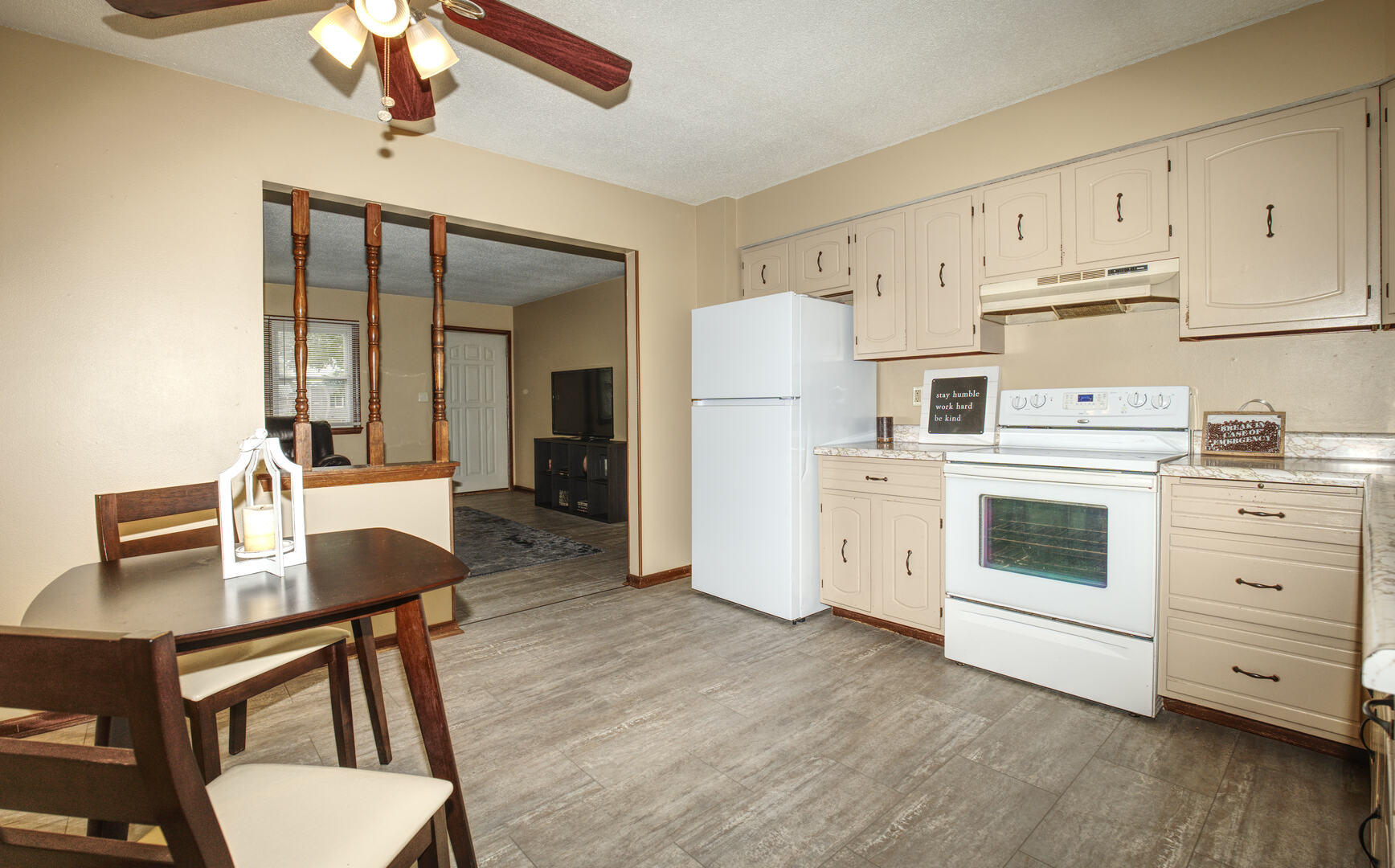 1010 Middle Road Property Photo 6