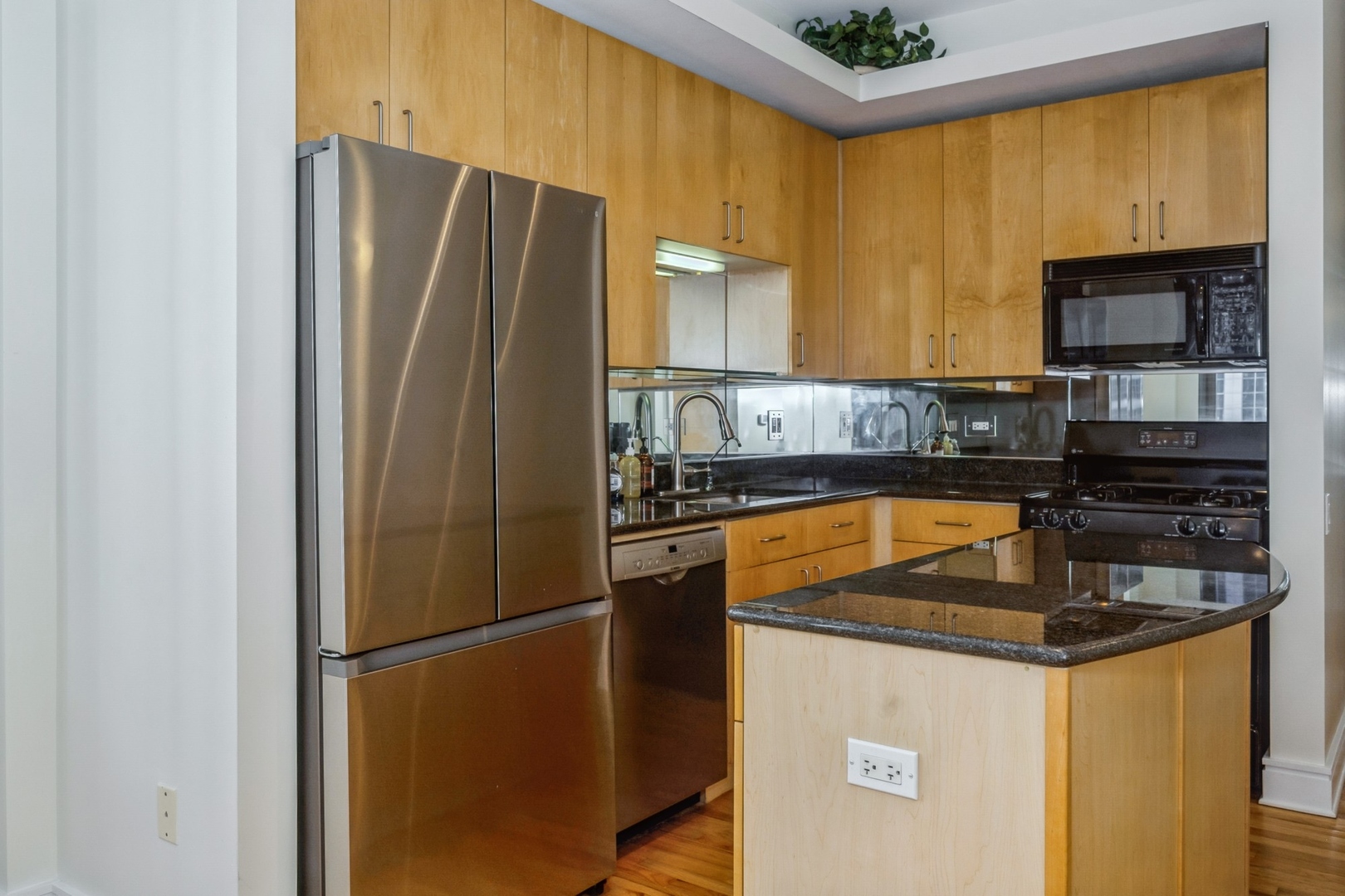 212 W Washington Street 1012 Property Photo 6