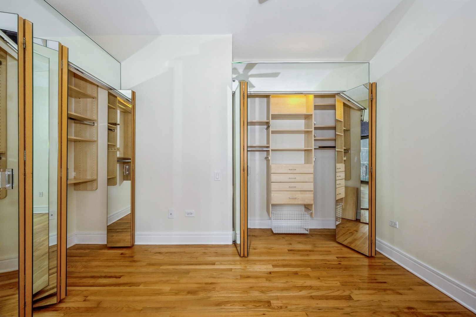 212 W Washington Street 1012 Property Photo 8