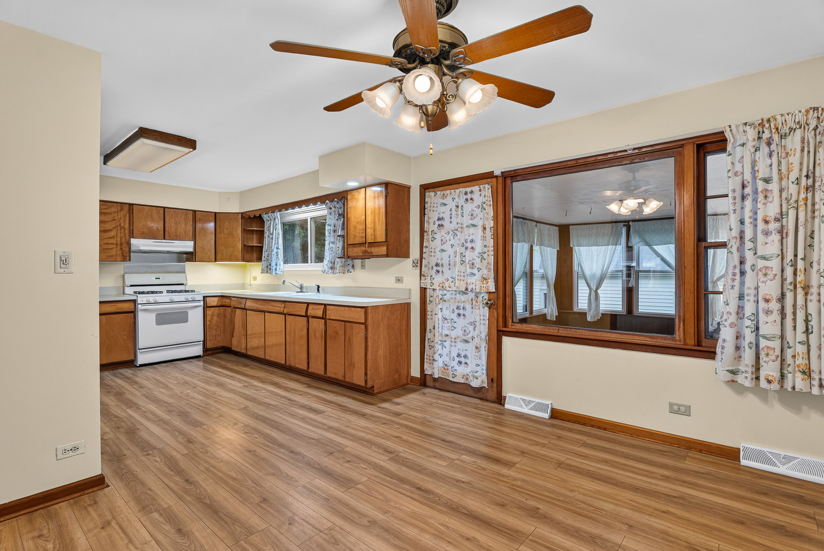 3341 Prairie Avenue Property Photo 4
