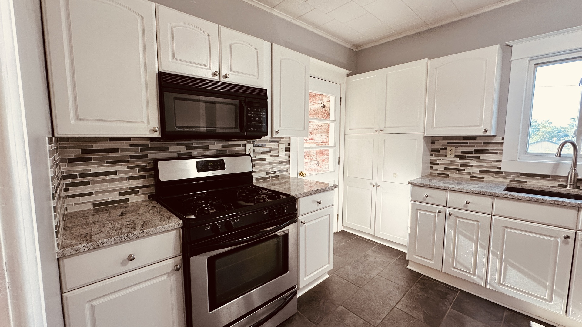 213 S Swift Street Property Photo 16