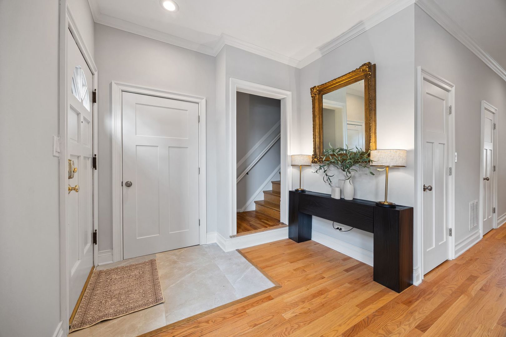 2215 W Roscoe Street Property Photo 4