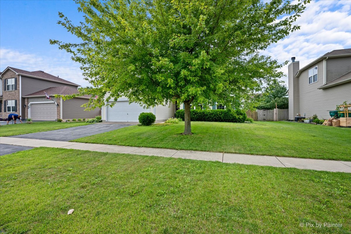 752 Prairie Pond Circle Property Photo 4