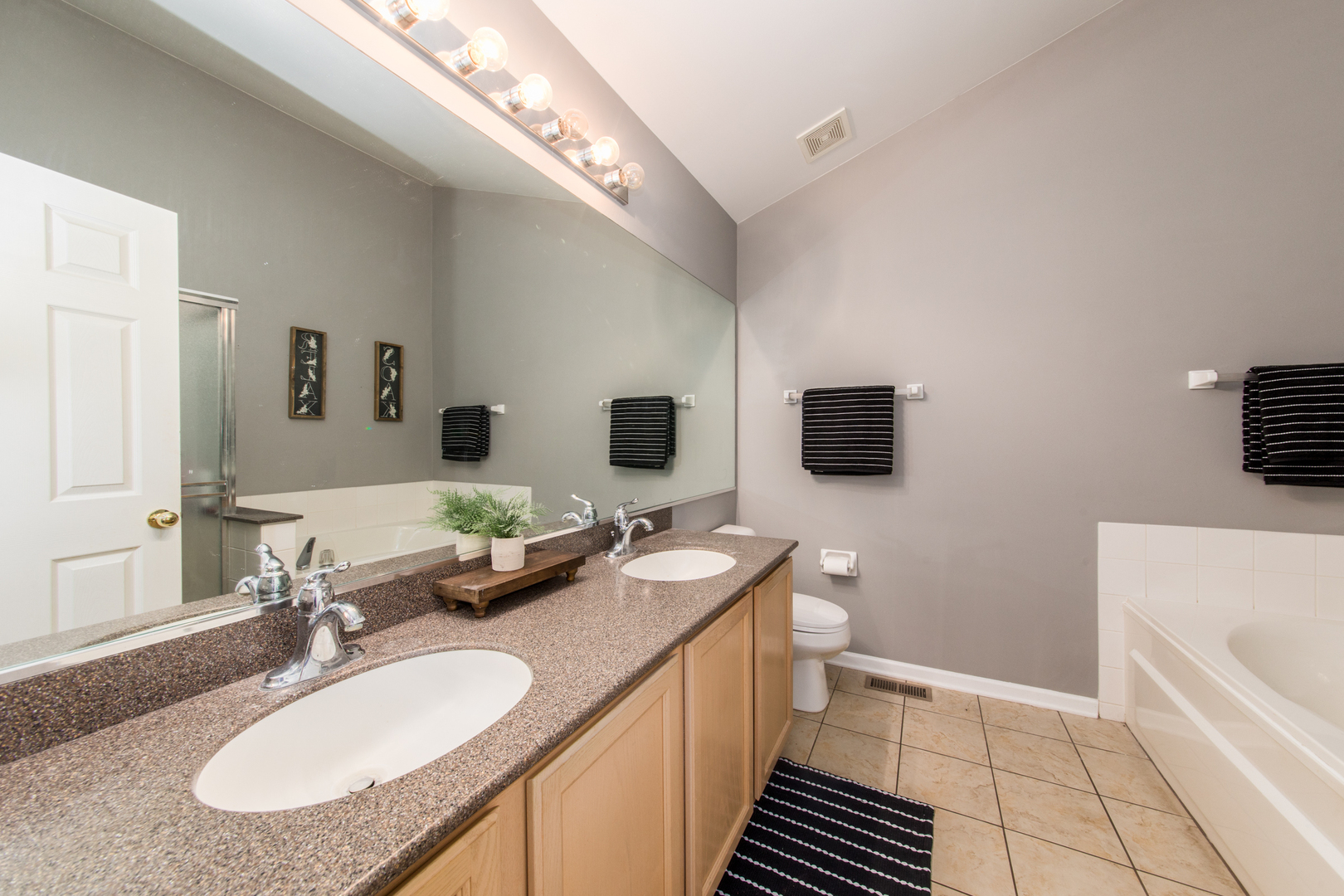 1211 N Lancaster Circle Property Photo 16