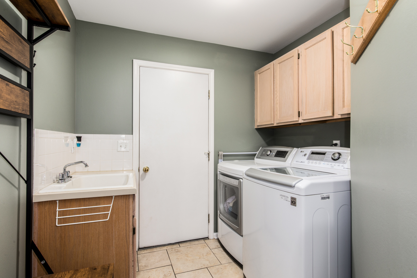 1211 N Lancaster Circle Property Photo 23