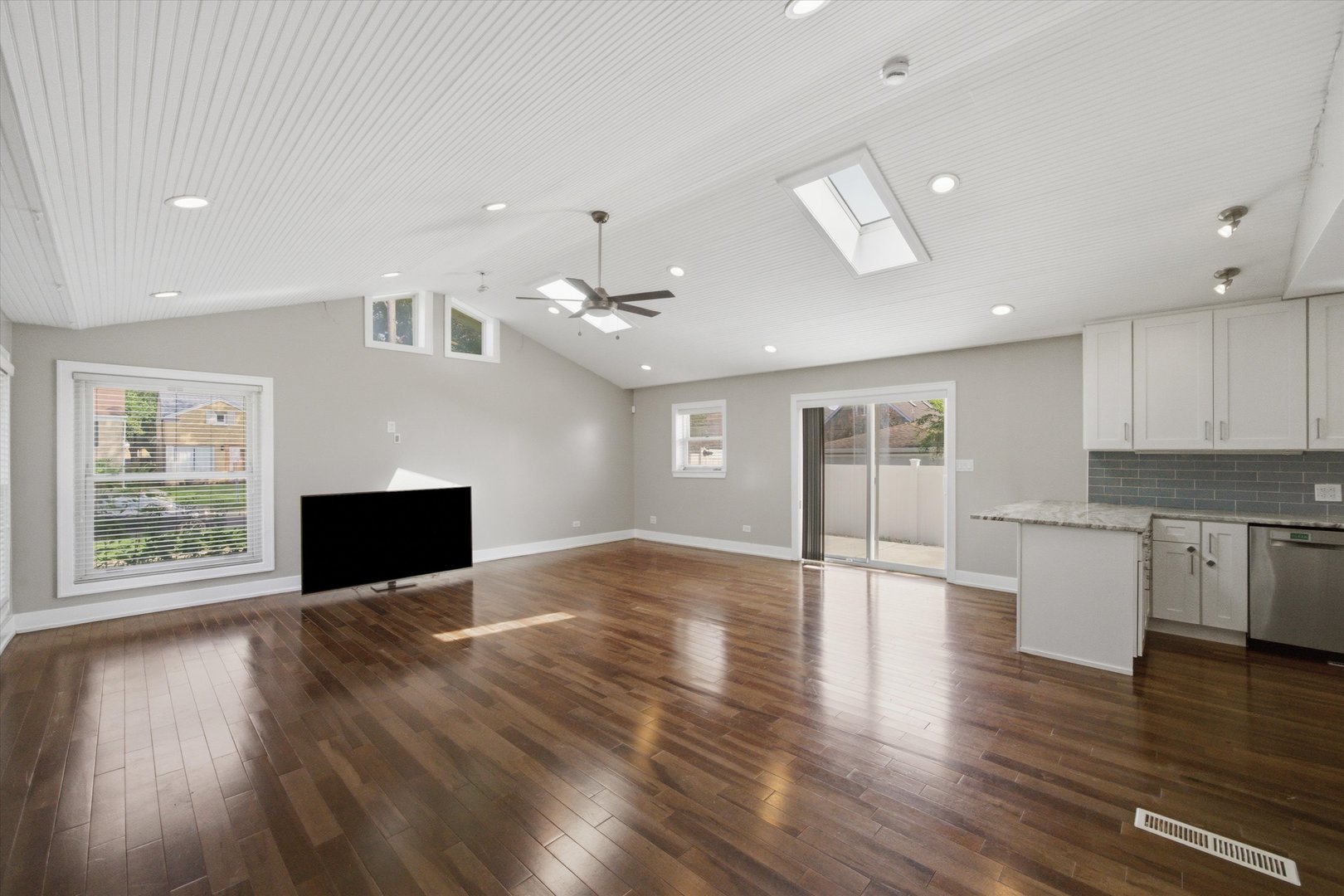 2420 Elm Street Property Photo 6