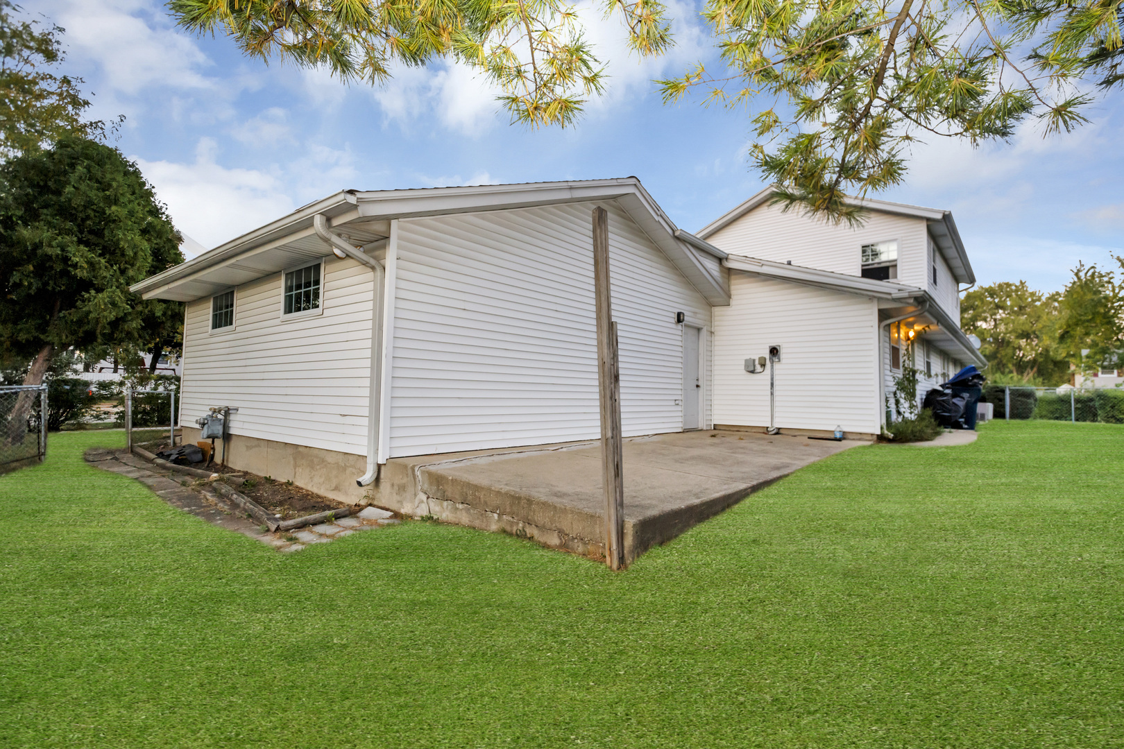 1235 W Schaumburg Road Property Photo 4