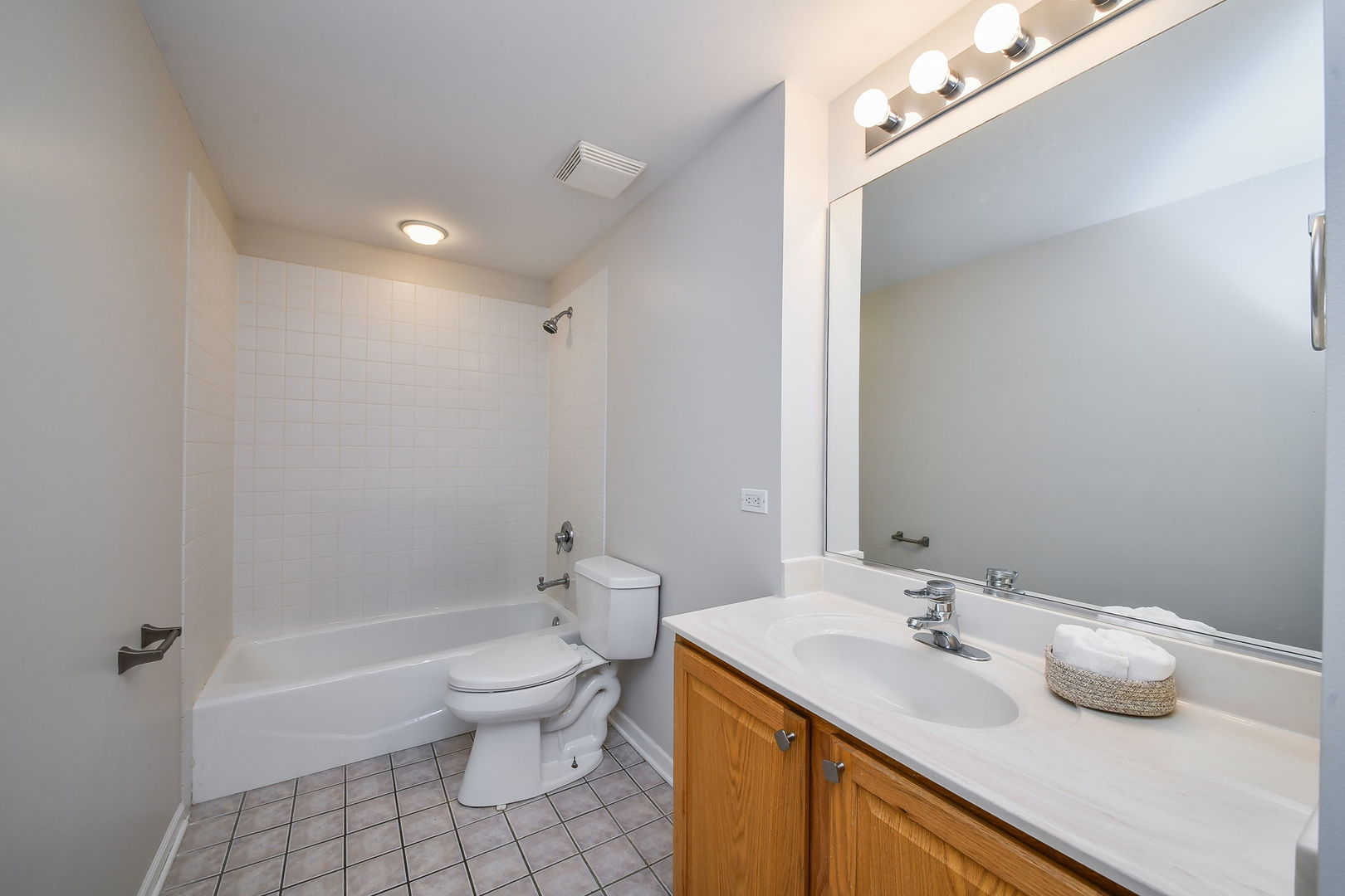 111 N Wheaton Avenue 103 Property Photo 17