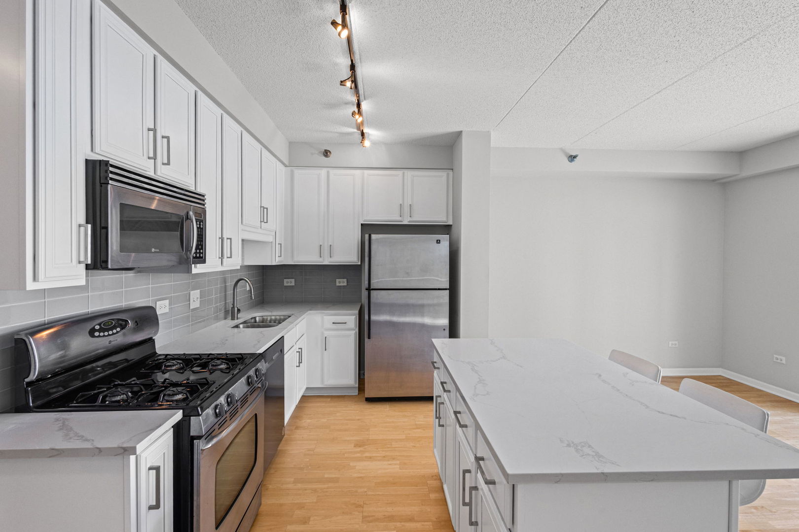 1250 S Indiana Avenue 704 Property Photo 9
