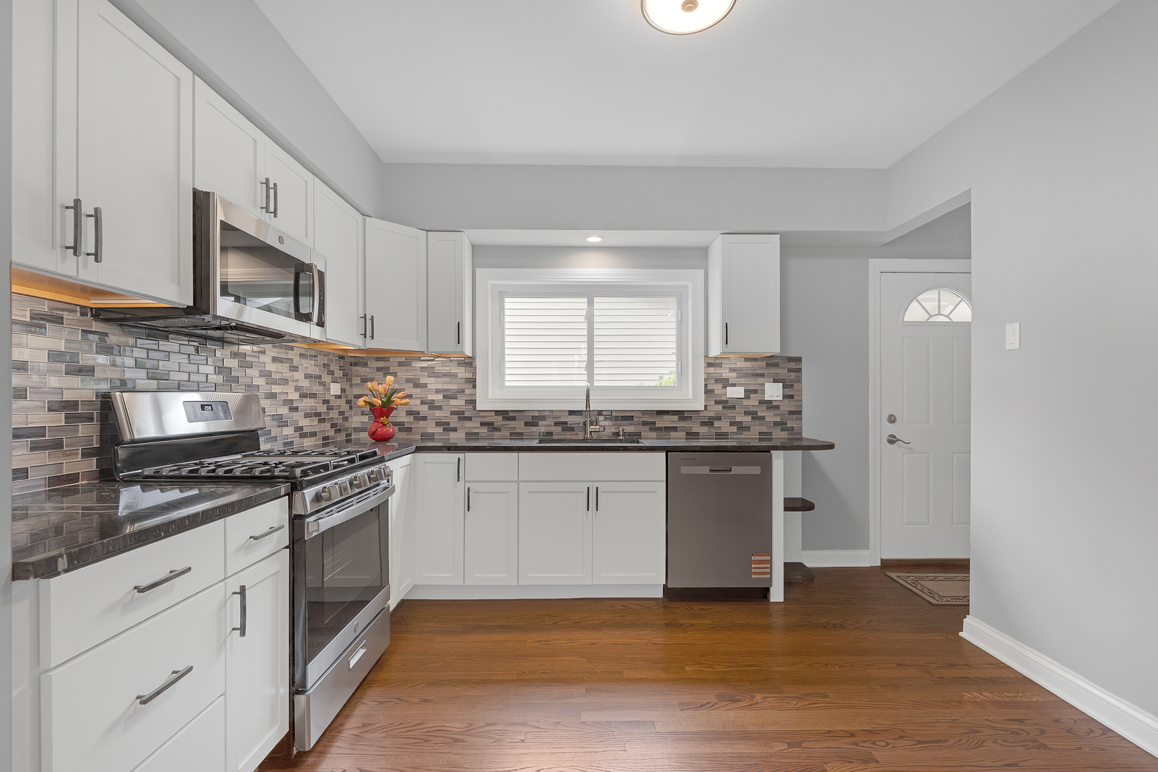 5830 N Nagle Avenue Property Photo 6