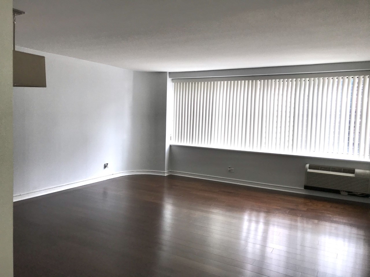 211 E Ohio Street 1608 Property Photo 4