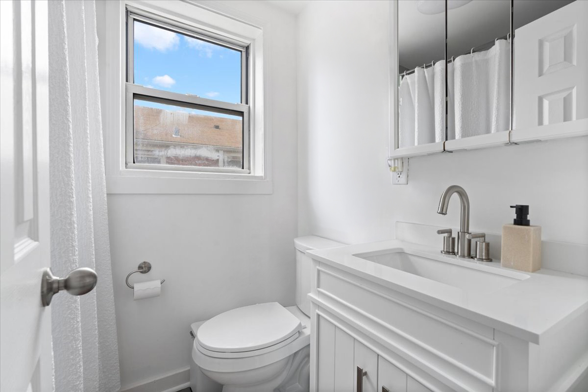 4844 N Harding Avenue Property Photo 14