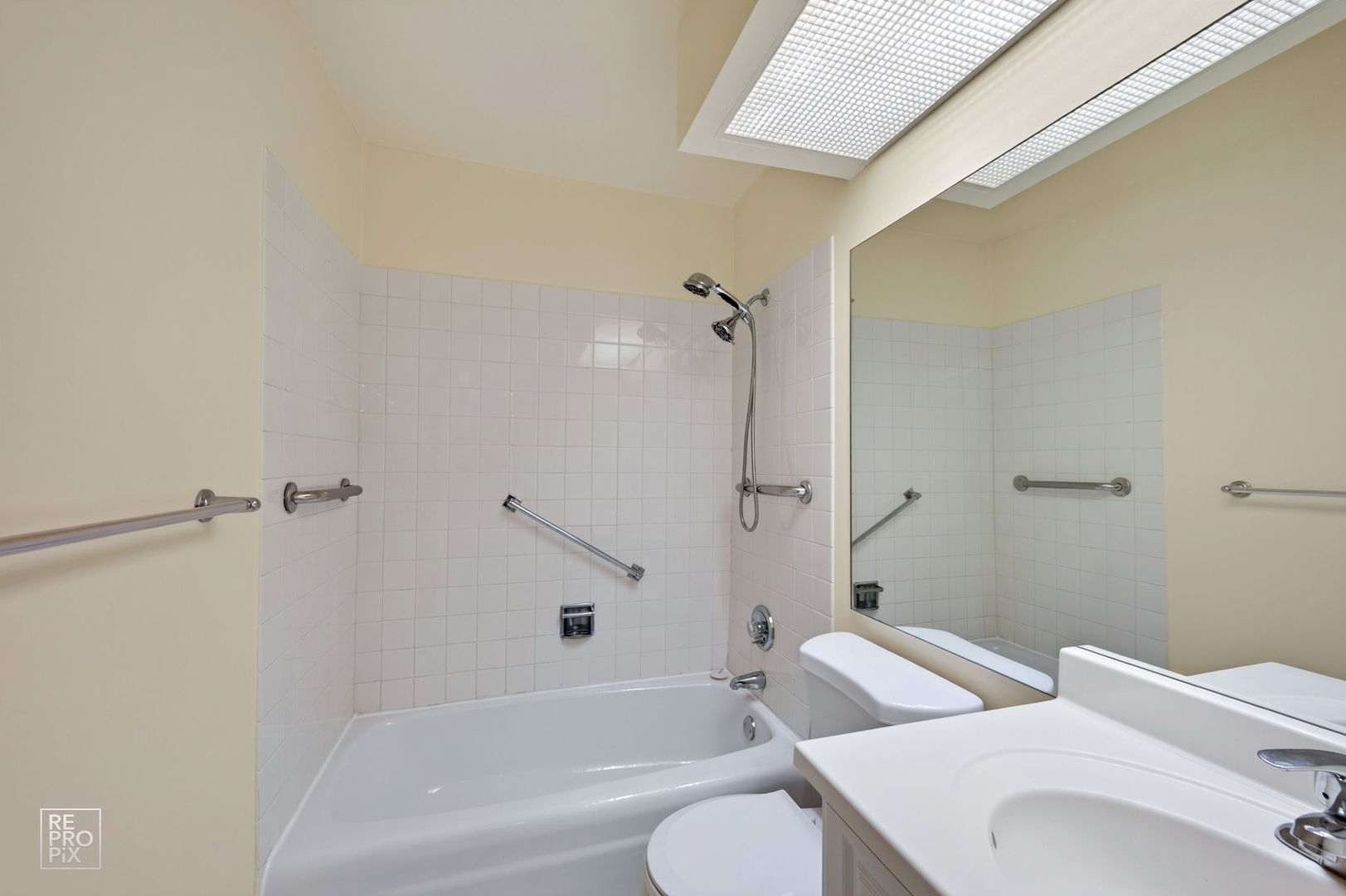 7141 N Kedzie Avenue 910 Property Photo 8