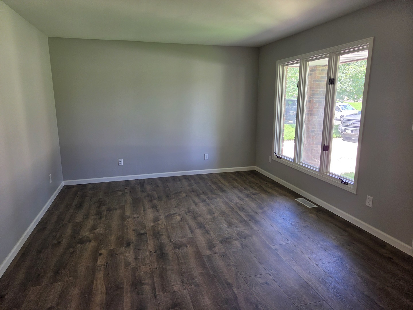 505 W 10th Street Property Photo 5