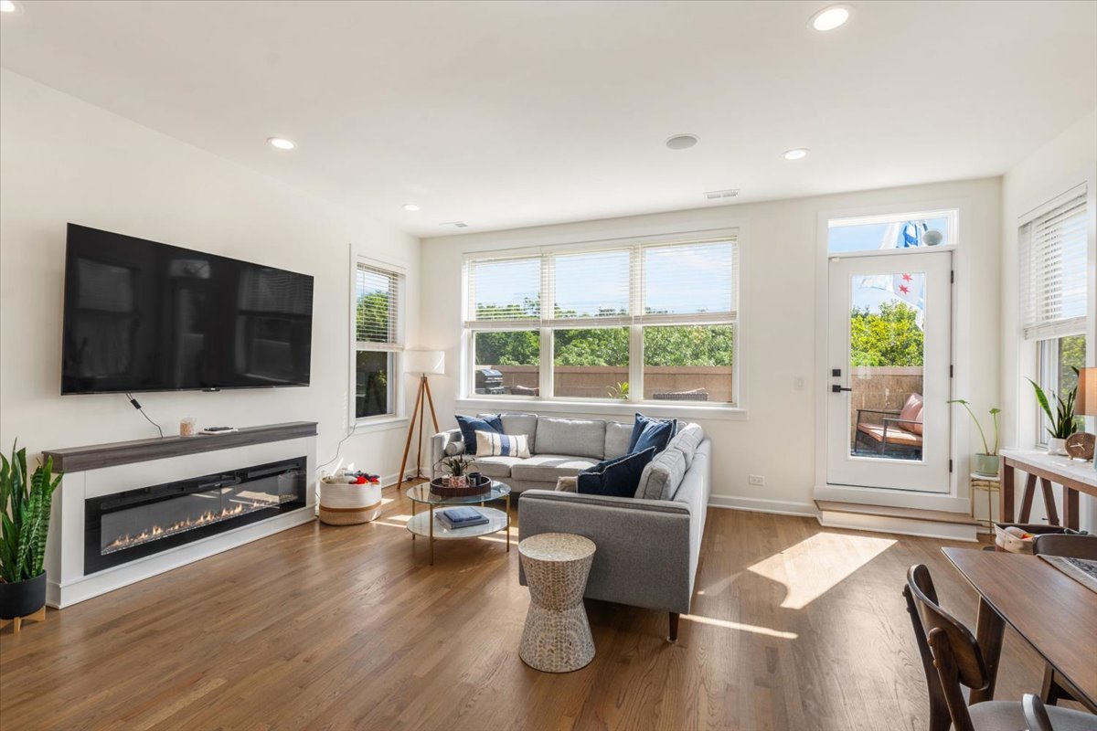 4030 N California Avenue 3 Property Photo 2