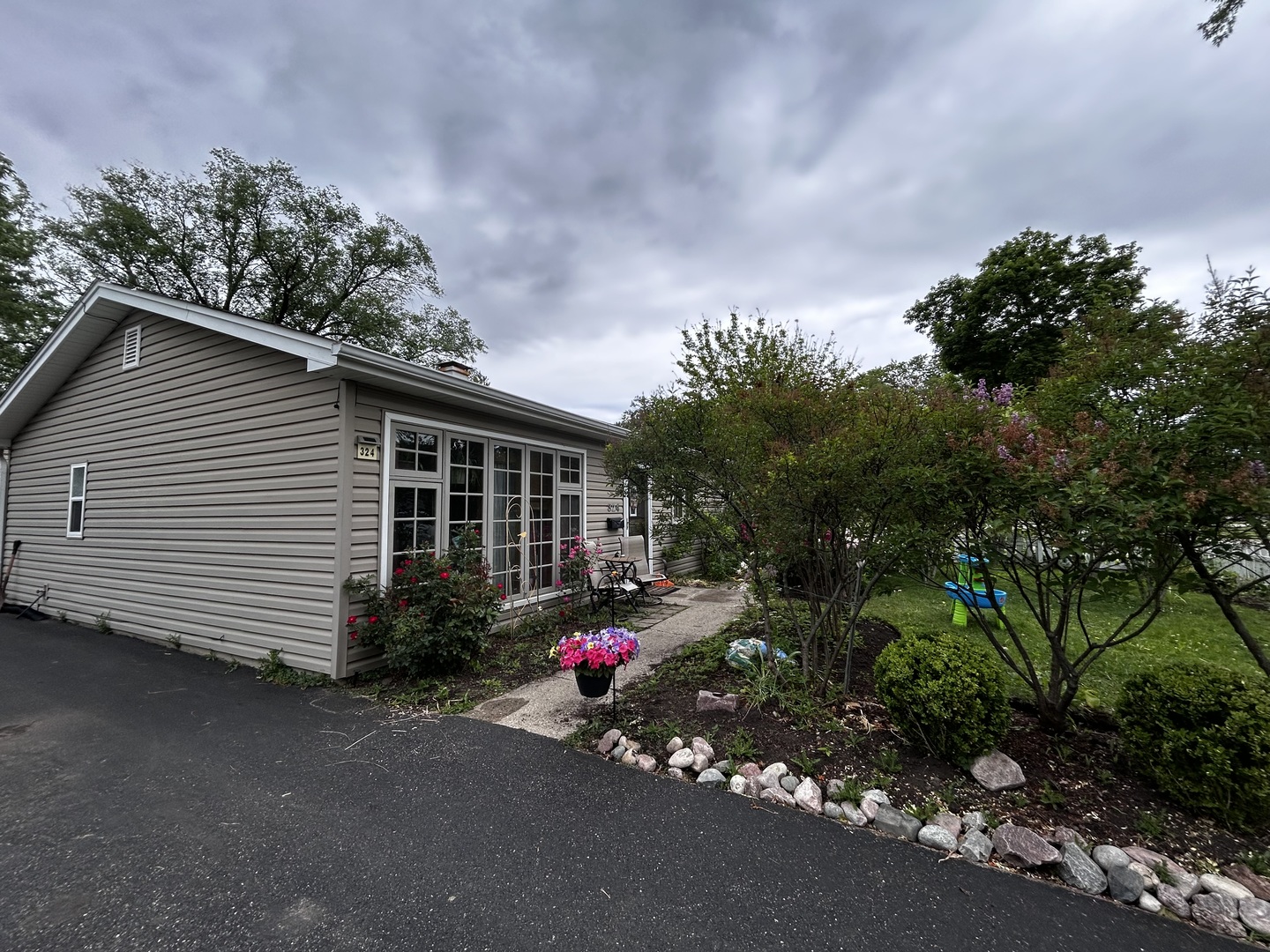 324 N Emerald Avenue Property Photo 2