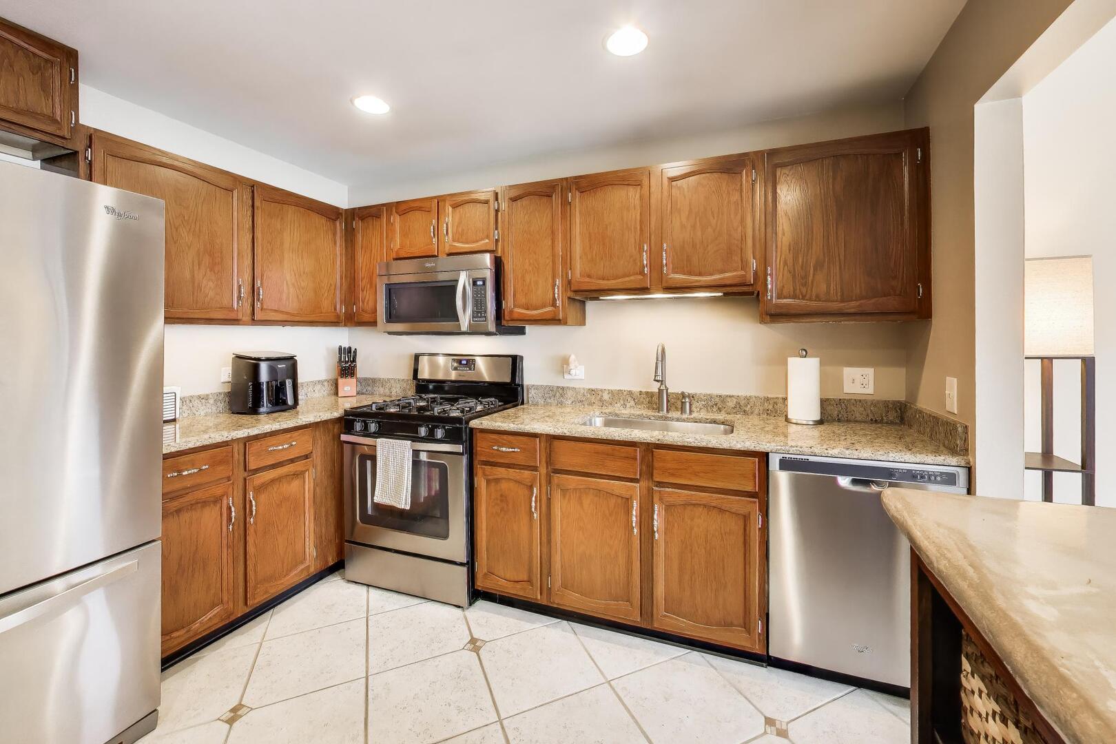 592 Edinburgh Lane B Property Photo 6