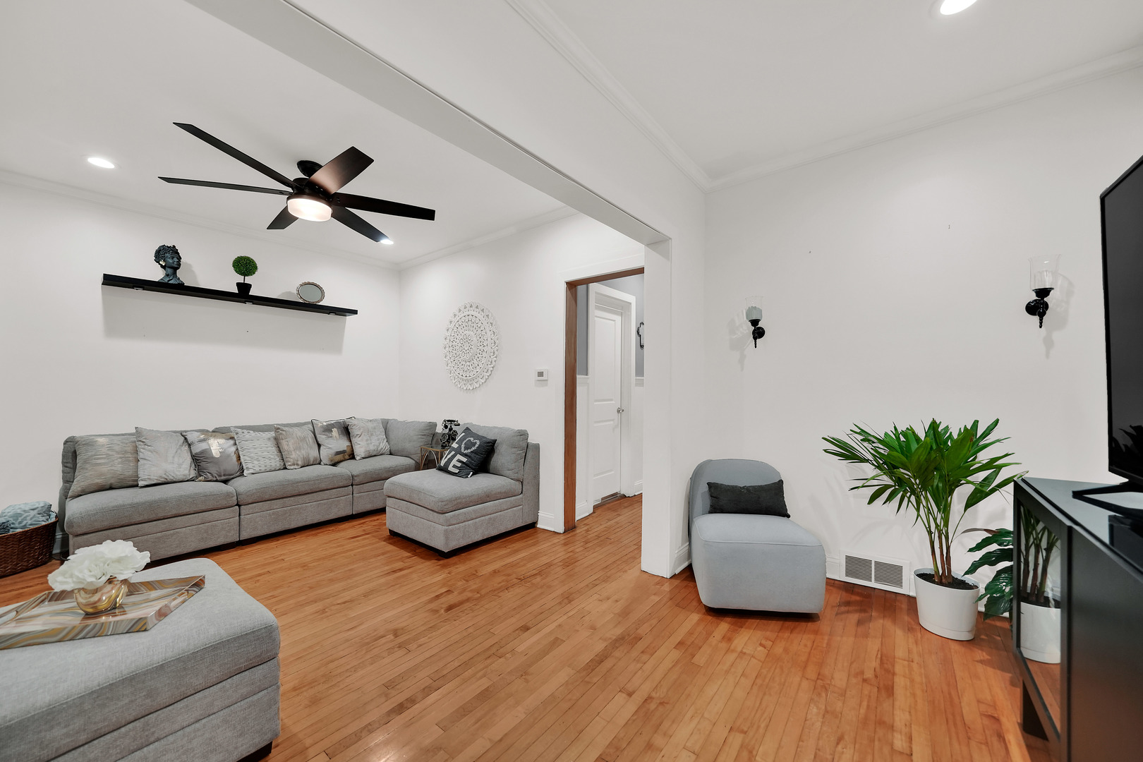 1410 Clarence Avenue Property Photo 6