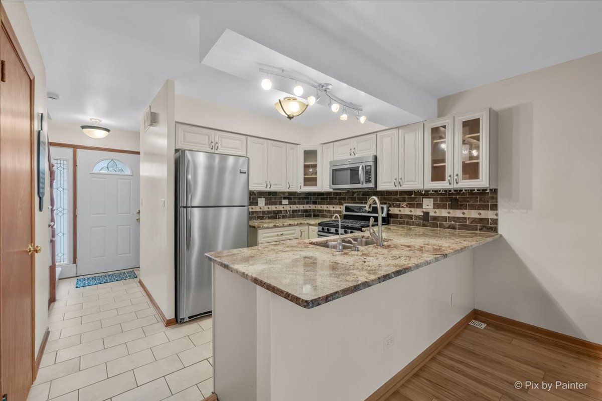 473 Nicole Drive B Property Photo 6