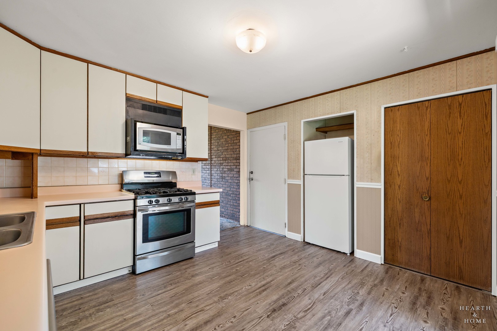 4904 Rose Street Property Photo 5
