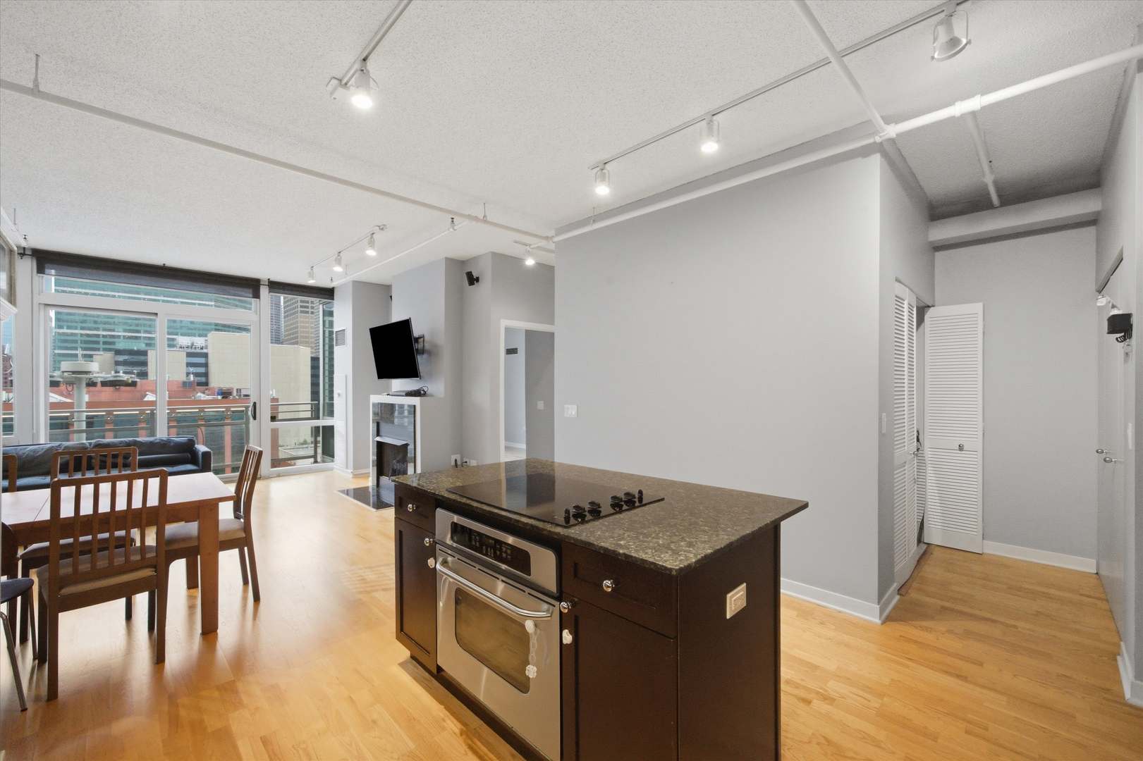 737 W Washington Boulevard 904 Property Photo 5
