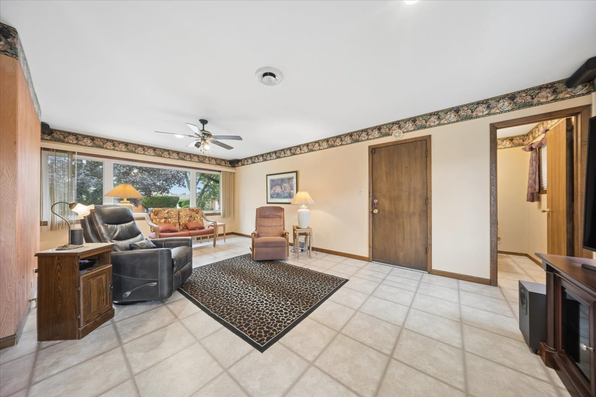 8231 W Berwyn Avenue Property Photo 5