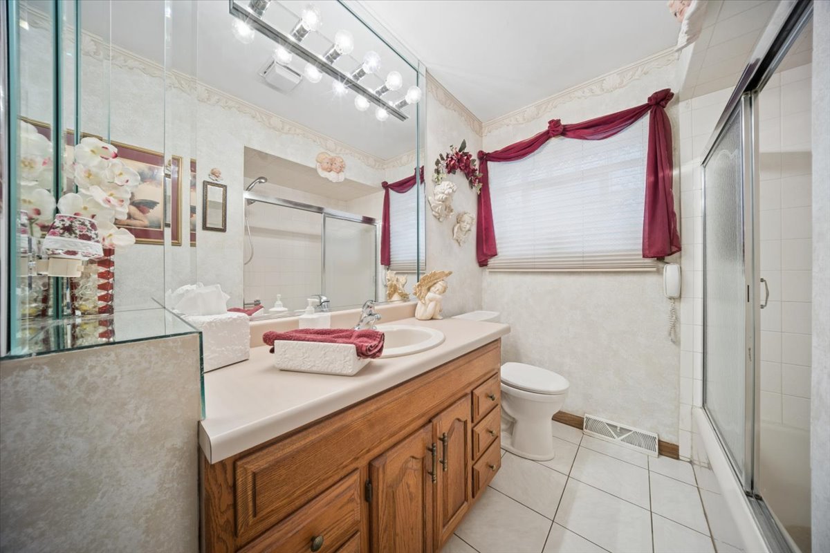8231 W Berwyn Avenue Property Photo 14